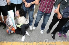 안철수 후보 면담 요청하는 저축은행 피해자들