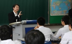 부산고 찾은 안철수 후보