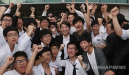 후배들과 기념촬영하는 안철수