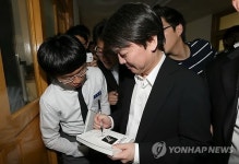 사인해 주는 안철수