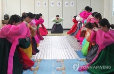 <카메라뉴스> 한국 전통예절 어려워요