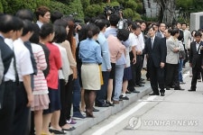 직원들과 악수나누는 곽노현