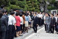 직원들과 악수나누는 곽노현