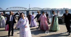 국제 노인의 날 행사 즐기는 북한 노인들