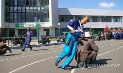 국제 노인의 날 행사 즐기는 북한 노인들