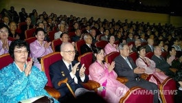 국제 노인의 날 행사 즐기는 북한 노인들