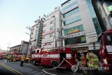 울산 모텔서 불…10여명 병원 이송(1보)