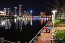 부산 수영강변 광장데크 조성…영화의전당 한눈에