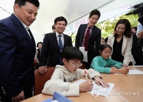 법문화 축제 돌아보는 관계자