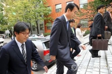 파산부로 향하는  웅진홀딩스, 극동건설 대표이사