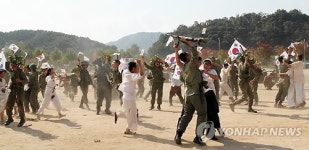 환호하는 민·관·군..춘천대첩 재현