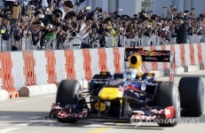 F1 머신에  열광하는 자동차 팬들