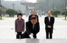 5·18 국립묘지 참배하는 김이수 신임 헌법재판관