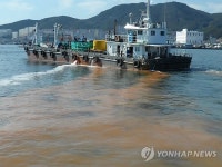 여수시 적조발생 돌산 바다에 황토살포