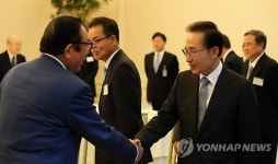 이 대통령, 한일 협력위 일행 접견