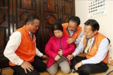 한화무역, 소외계층에 패딩점퍼 전달