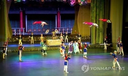 北에서 서커스로 변신한 `춘향전