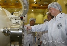 항우연 위성시험동 둘러보는 안철수