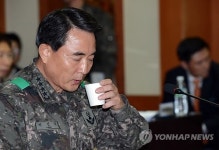 물 마시는 박성규 1군사령관