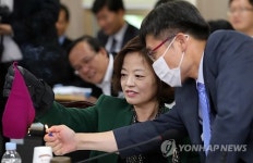  천 조각 태우는 진선미 의원