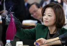  천 조각 태우는 진선미 의원