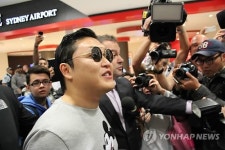 취재진에 둘러싸여 시드니공항 빠져나오는 싸이