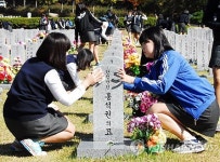 경찰묘역서 봉사활동하는 학생들