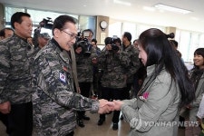 연평면사무소 방문한 이 대통령