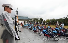 희망의 핸드사이클 대장정 현충원 참배