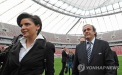 `축구장 지붕 게이트로 폴란드 떠들썩