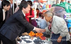 전통시장서 상인 손잡는 안철수