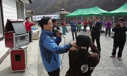 전기 들어와 기분 최고…노래부르는 강릉시장