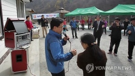 전기 들어와 기분 최고…노래부르는 강릉시장