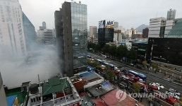 종로 서울극장 옆 상가 화재…점포 17곳 불타(종합)