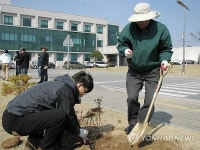 직접 정원 가꾸는 박흥수 원장