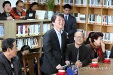 광주 노인복지관 찾은 안철수