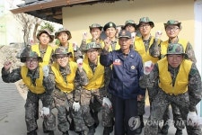 국군장병들 울산서 참전용사 사랑의 집고치기