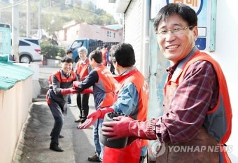 <카메라뉴스> 목포해양대, 사랑의 연탄배달