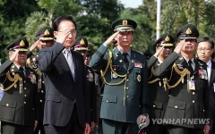 한국전 참전기념비 방문한 이 대통령