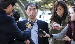 질문받는 김수창 특임검사