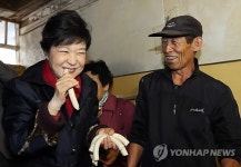 가래떡 맛보는 박근혜