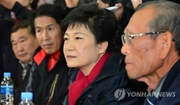 시장 상인들과 간담회하는 박근혜