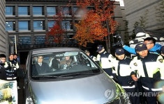 靑, 특검에 자료 임의제출후 압수수색은 거부(3보)