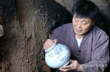 100년 전 전통기법으로 구워진 조선백자