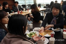 학생회관에 웃음꽃 피자