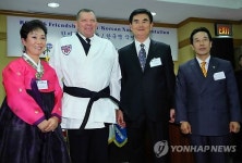 태권도복 입은 서먼 사령관