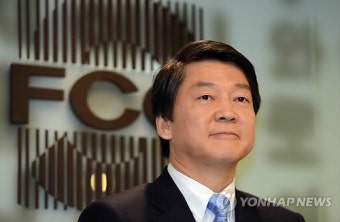인사말 듣는 안철수