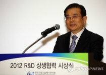 인사말하는 이기섭 원장