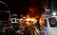 아찔한 해상 낚시터 화재…13명 대피