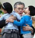 문재인 어린이와 포옹